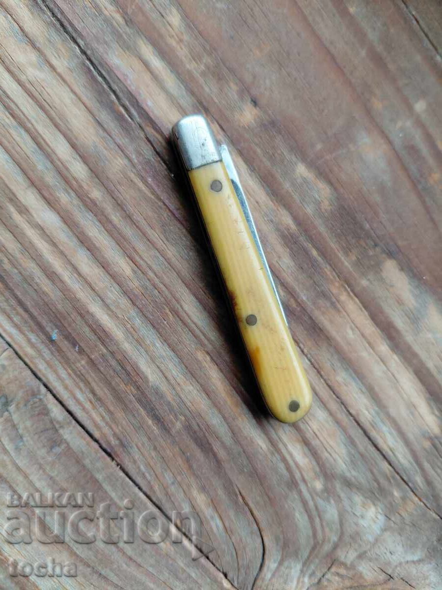 Old authentic razor. BZC with price 1.51 BGN | € 0.77 Old authentic razor. BZC with price 1.51 BGN | € 0.77