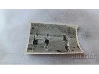 Φωτογραφία Τριών ανδρών που πλένουν ρούχα στο ποτάμι