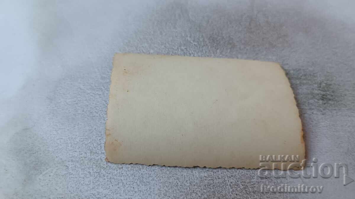 Φωτογραφία Τριών ανδρών που πλένουν ρούχα στο ποτάμι με τιμή 2.35 BGN | € 1.20