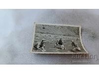 Φωτογραφία Τριών ανδρών που πλένουν ρούχα στο ποτάμι