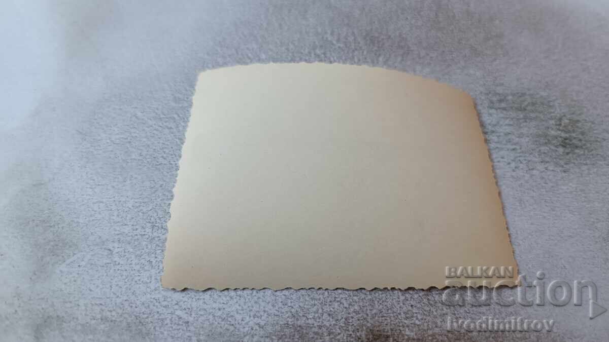 Fotografie Un tânăr și o fată pe plajă cu preț 1.65 BGN | € 0.84 Fotografie Un tânăr și o fată pe plajă cu preț 1.65 BGN | € 0.84