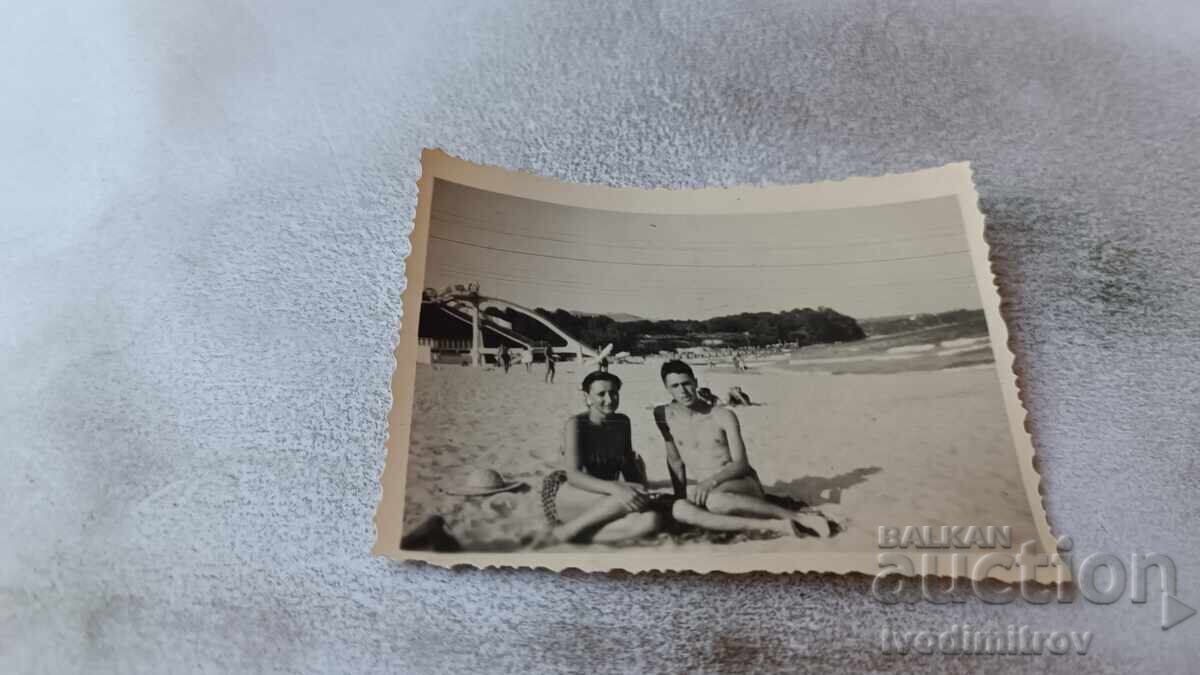 Fotografie Un tânăr și o fată pe plajă Fotografie Un tânăr și o fată pe plajă
