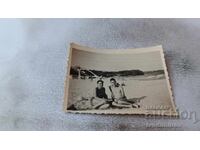 Fotografie Un tânăr și o fată pe plajă