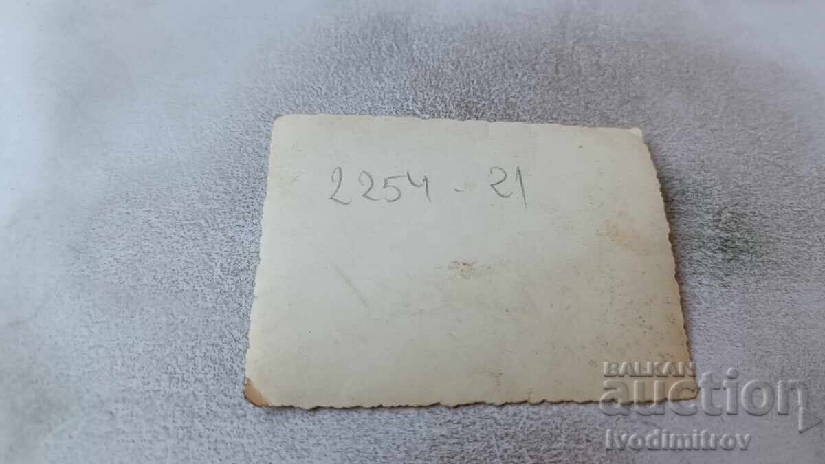 Φωτογραφία Άνδρας και γυναίκα σε βράχο δίπλα στη θάλασσα με τιμή 1.65 BGN | € 0.84