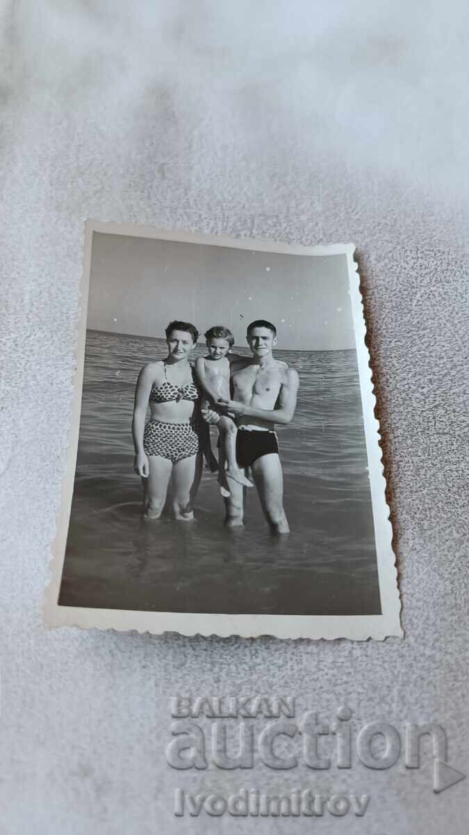 Fotografie Bărbat, femeie și băiețel pe plajă Fotografie Bărbat, femeie și băiețel pe plajă