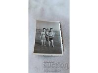 Снимка Мъж жена и малко момченце на брега на морето