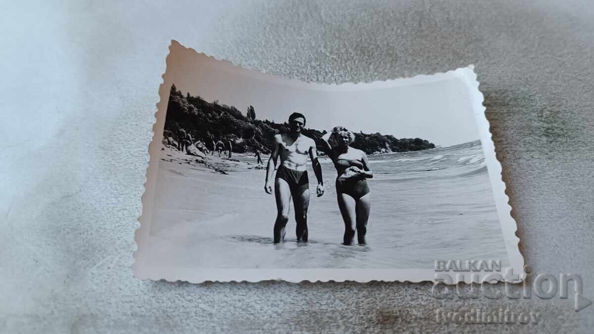 Снимка Мъж и жена на брега на морето