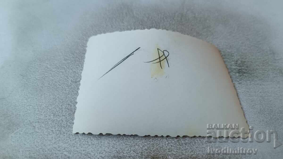 Снимка Младежи и девойки на плажа с цена 1.35 лв. | € 0.69 Снимка Младежи и девойки на плажа с цена 1.35 лв. | € 0.69