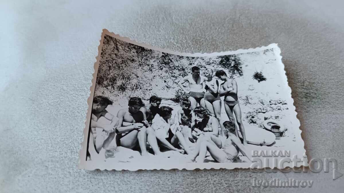 Снимка Младежи и девойки на плажа Снимка Младежи и девойки на плажа