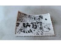 Φωτογραφία Νέοι άνδρες και γυναίκες στην παραλία