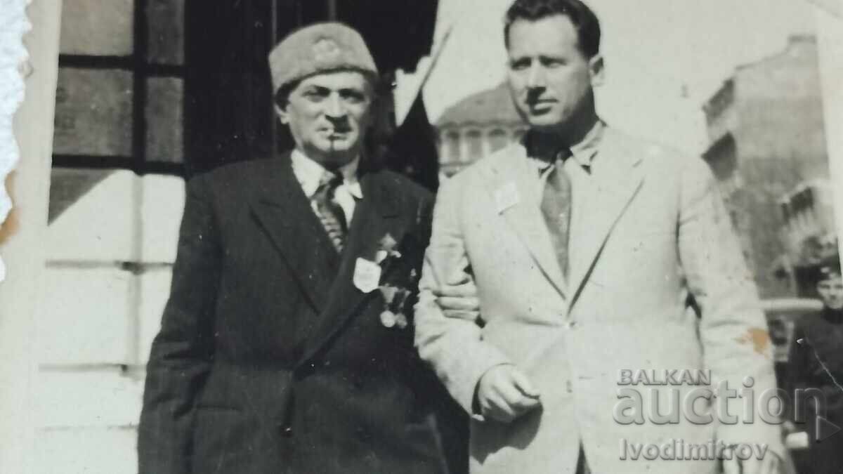 Fotografie Sofia Bărbat cu două medalii ținând de mână un domn cu preț 2.85 BGN | € 1.46