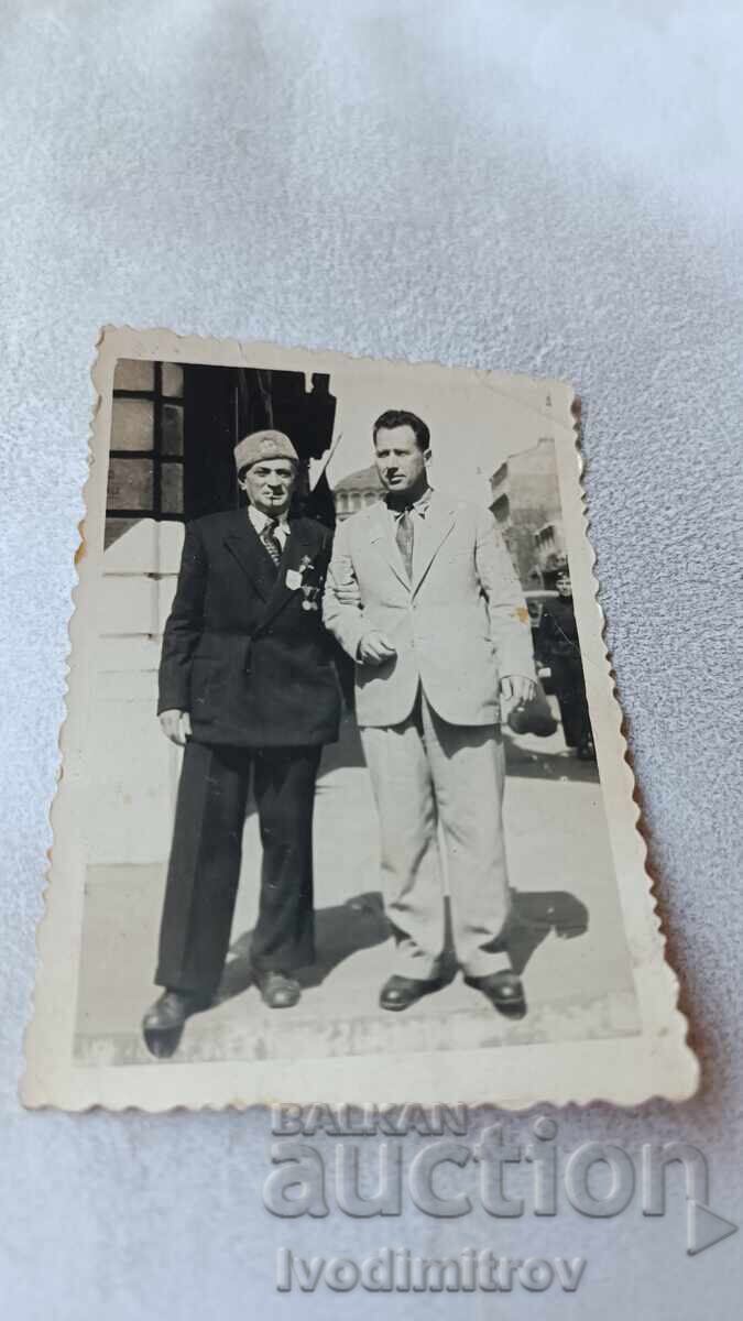 Fotografie Sofia Bărbat cu două medalii ținând de mână un domn