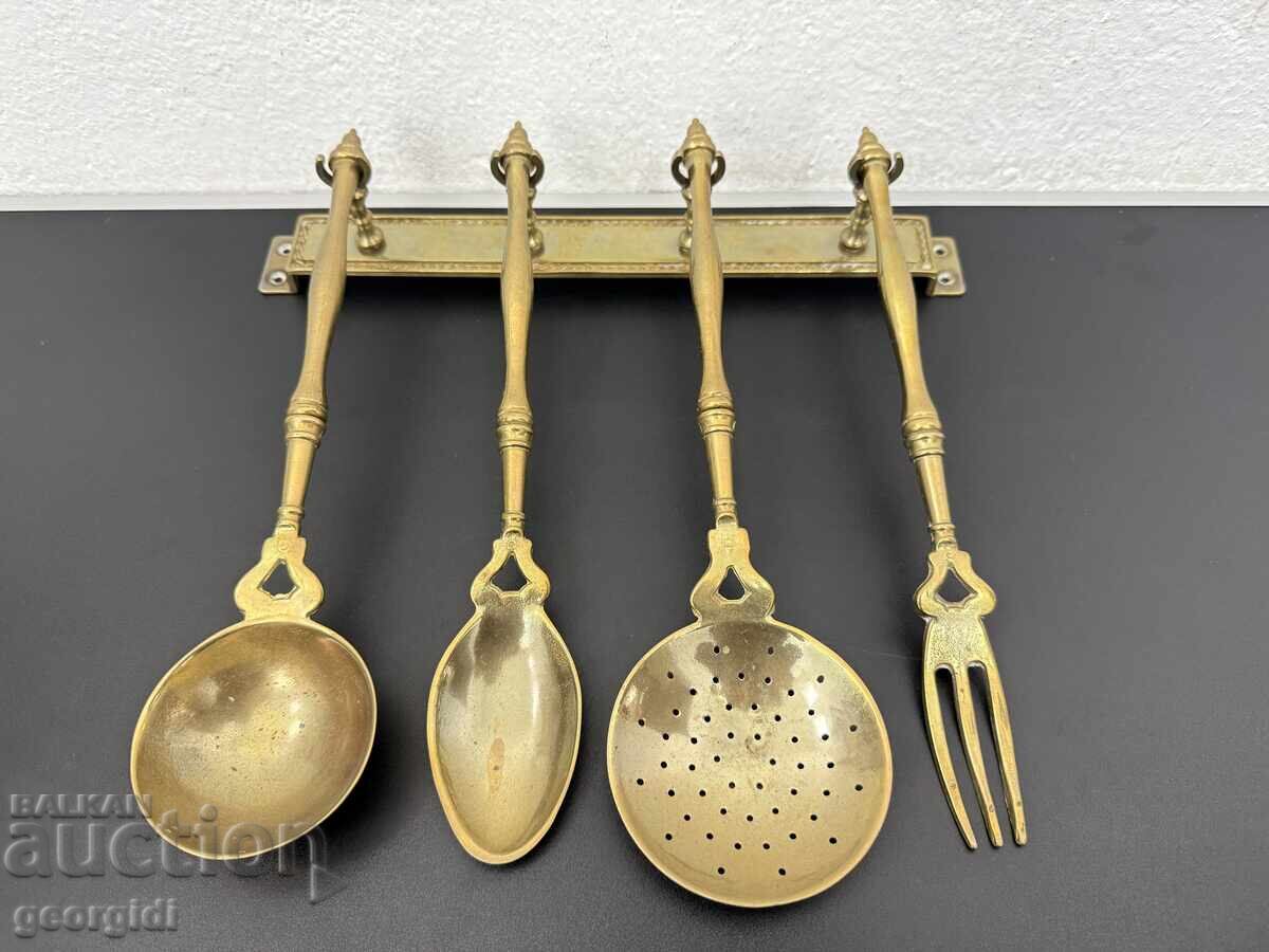 Auction Vintage bronze kitchen utensils. No. 7572 Auction Vintage bronze kitchen utensils. No. 7572