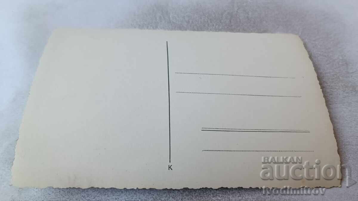 Licitație C-ca Sofia Bărbați și copii în fața afișului La tine viața mea e Paradis Licitație C-ca Sofia Bărbați și copii în fața afișului La tine viața mea e Paradis