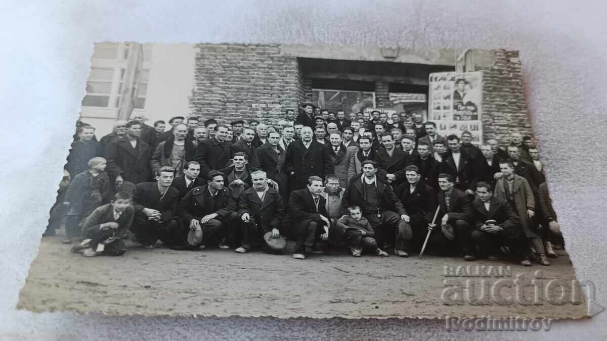 C-ca Sofia Bărbați și copii în fața afișului La tine viața mea e Paradis C-ca Sofia Bărbați și copii în fața afișului La tine viața mea e Paradis