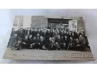 C-ca Sofia Bărbați și copii în fața afișului La tine viața mea e Paradis