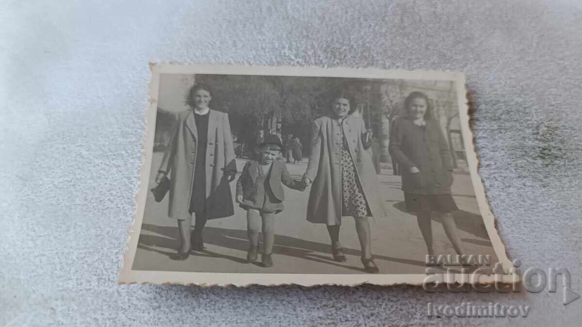 Снимка София Три жени и момче на разходка Снимка София Три жени и момче на разходка