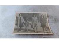 Снимка София Три жени и момче на разходка