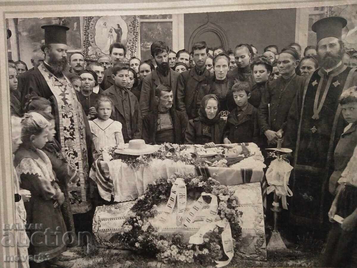 Стара снимка. България. Погребение. 30-те години с цена 13.00 лв. | € 6.65 Стара снимка. България. Погребение. 30-те години с цена 13.00 лв. | € 6.65