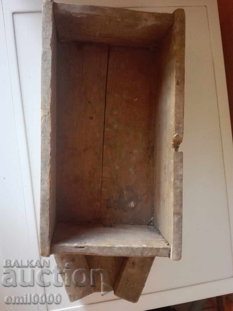 Auction  Old wooden cheese mold