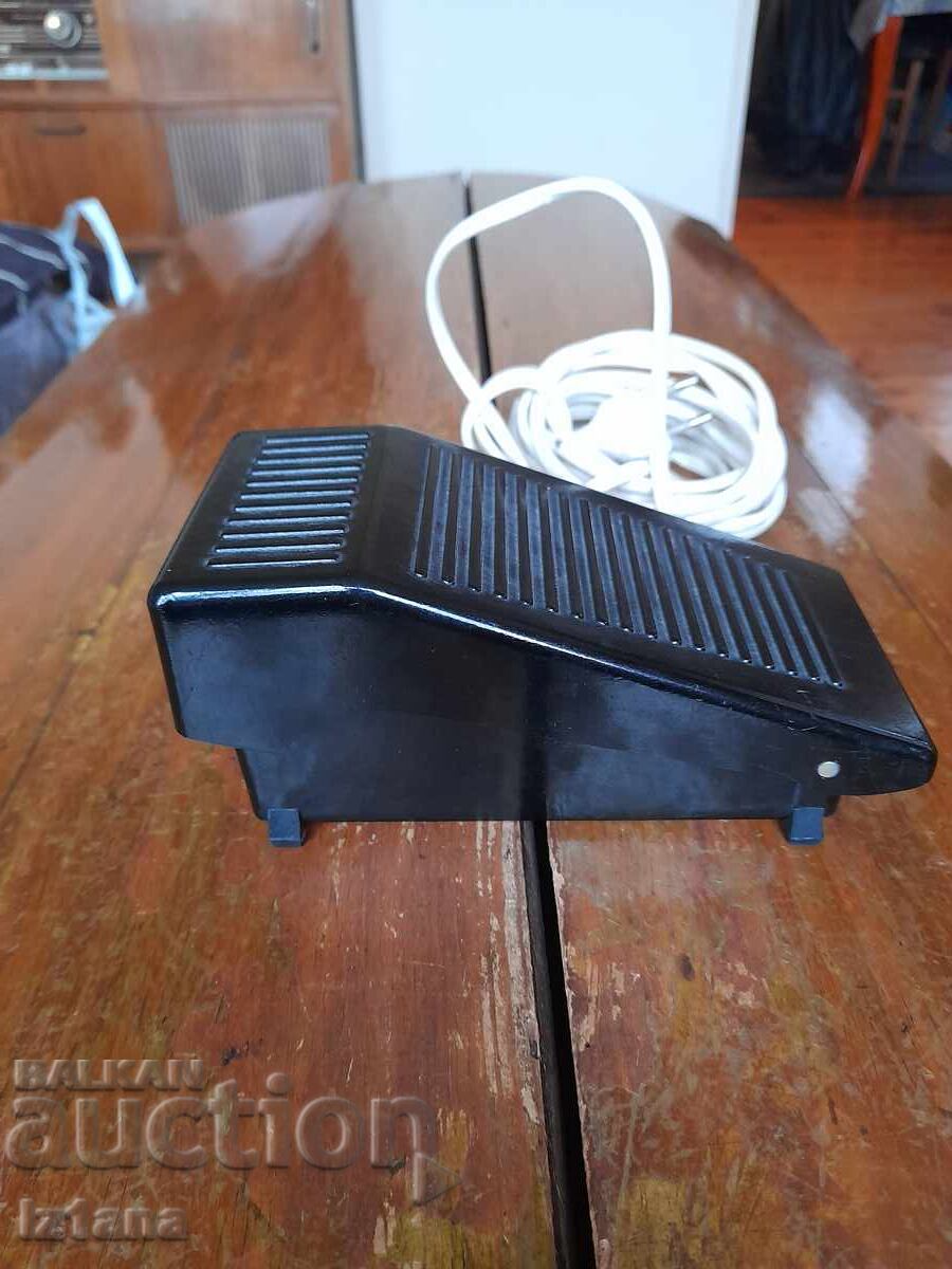 Παλιά πεντάλ ραπτομηχανής με τιμή 65.00 BGN | € 33.23 Παλιά πεντάλ ραπτομηχανής με τιμή 65.00 BGN | € 33.23