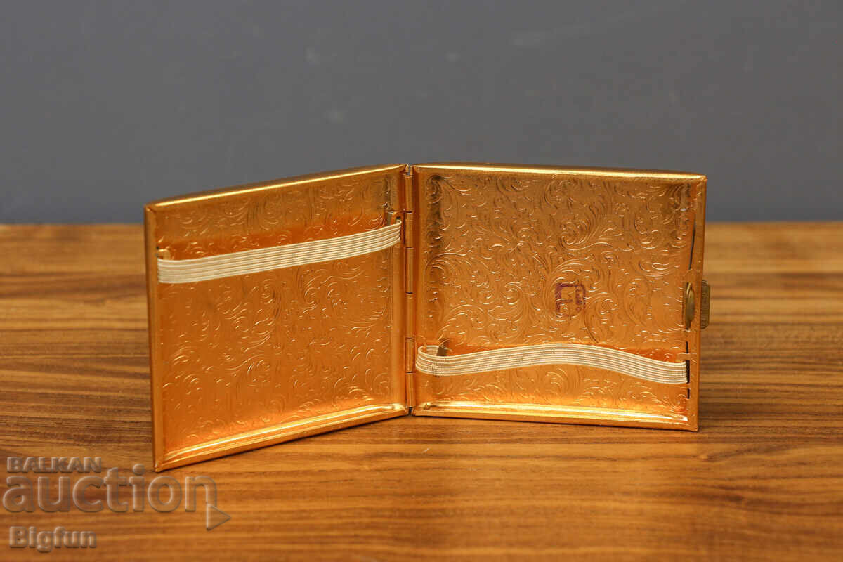 SET-CUTIE DE ȚIGĂRI "MOSCOVA" ȘI DESCHIZĂTOR "PETRODVOREȚ" cu preț € 10.00 | 19.56 BGN SET-CUTIE DE ȚIGĂRI "MOSCOVA" ȘI DESCHIZĂTOR "PETRODVOREȚ" cu preț € 10.00 | 19.56 BGN