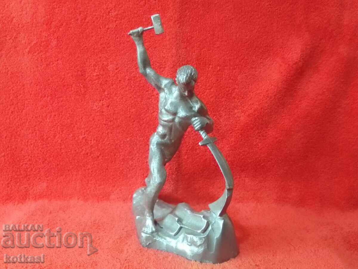 Стара Пластика Фигура Скулптура Метал Алуминий Ковач с цена 275.50 лв. | € 140.86