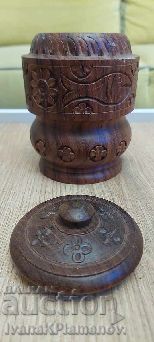 Licitație Cutie sculptată în lemn pentru cunoscători Licitație Cutie sculptată în lemn pentru cunoscători