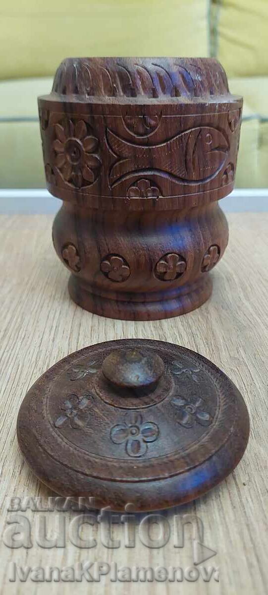 Licitație Cutie sculptată în lemn pentru cunoscători Licitație Cutie sculptată în lemn pentru cunoscători