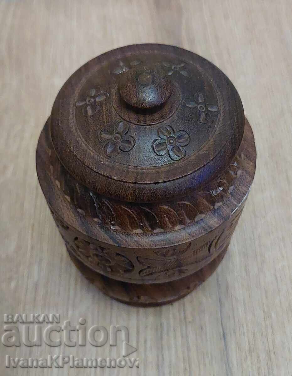 Cutie sculptată în lemn pentru cunoscători - 5 Cutie sculptată în lemn pentru cunoscători - 5