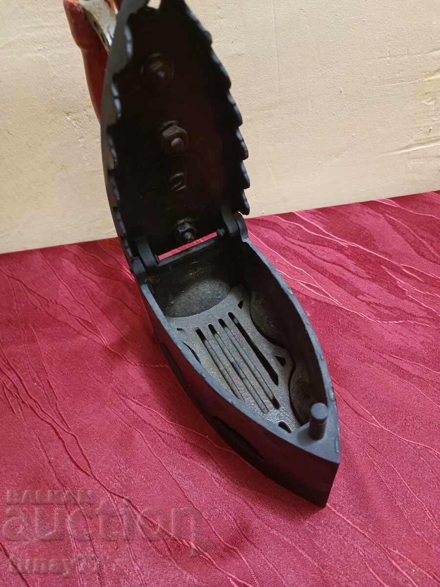 Auction Vintage retro flat iron, new, unused Auction Vintage retro flat iron, new, unused