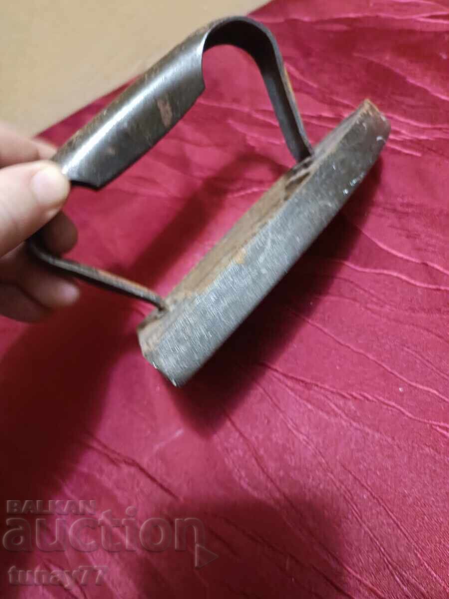 Винтиж чогинена ютия с цена 21.00 лв. | € 10.74 Винтиж чогинена ютия с цена 21.00 лв. | € 10.74