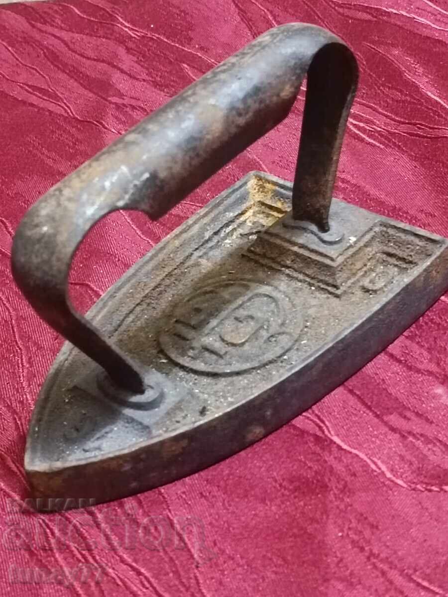 Доставка на Винтиж чогинена ютия Доставка на Винтиж чогинена ютия