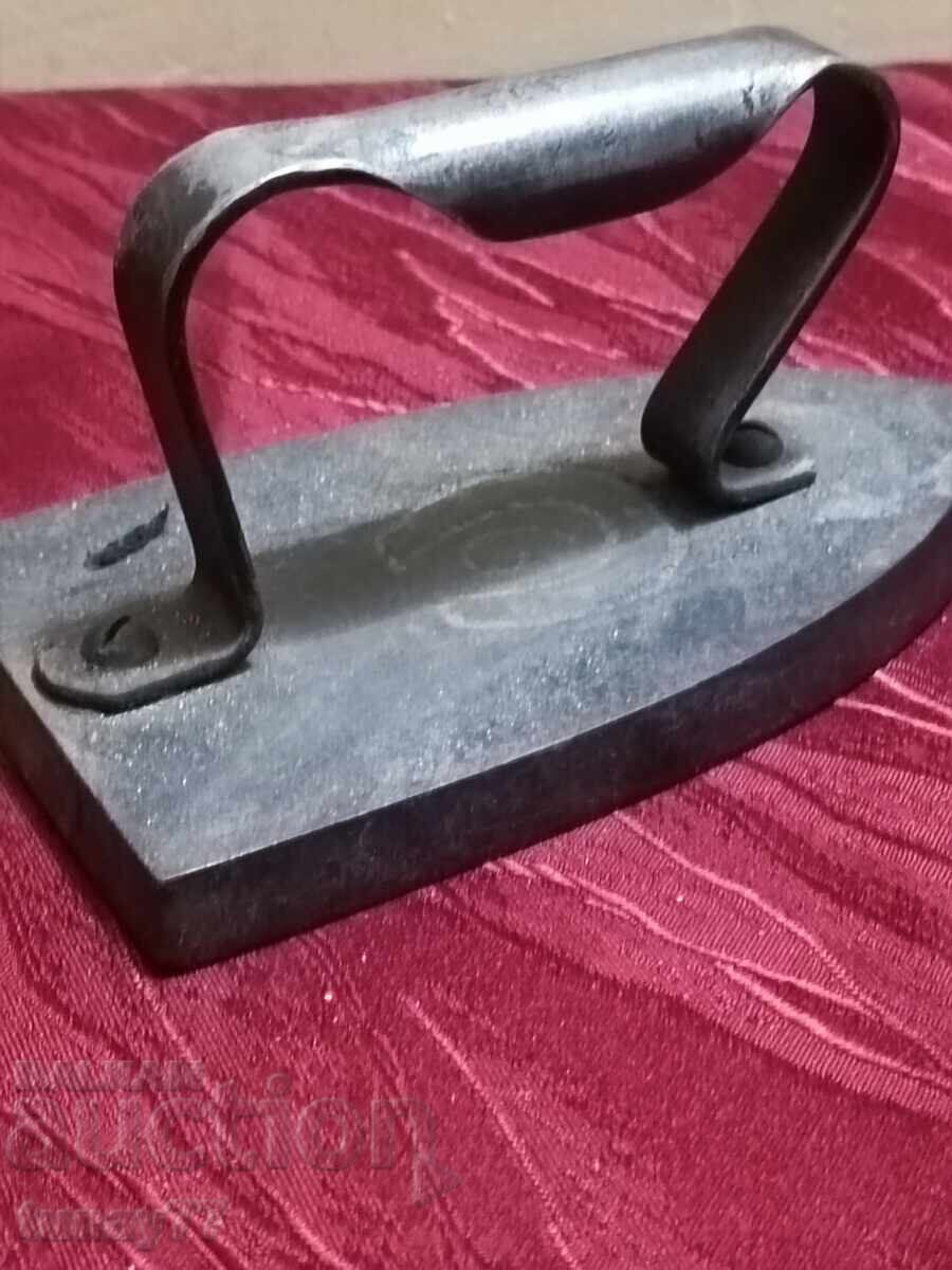 Vintage cast iron iron with price 11.00 BGN | € 5.62 Vintage cast iron iron with price 11.00 BGN | € 5.62
