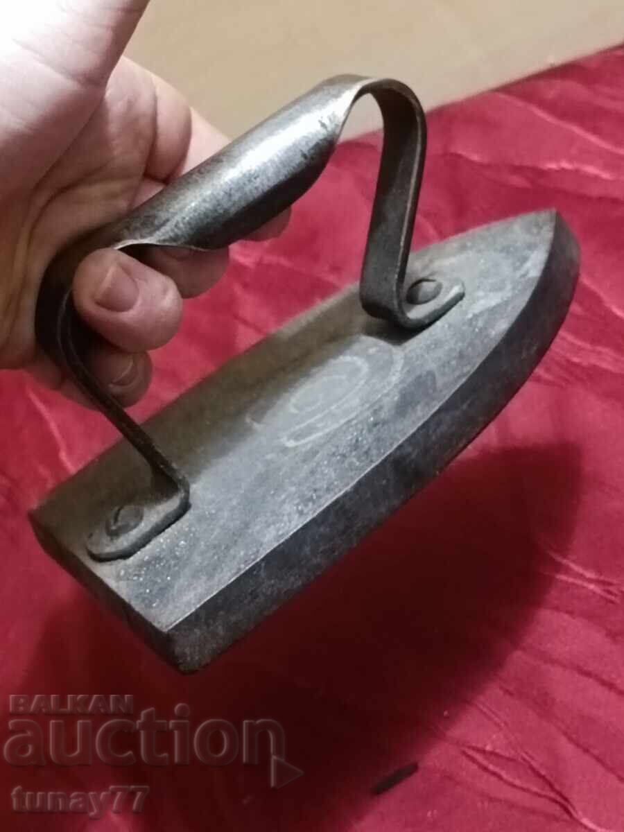 Delivery of Vintage cast iron iron Delivery of Vintage cast iron iron