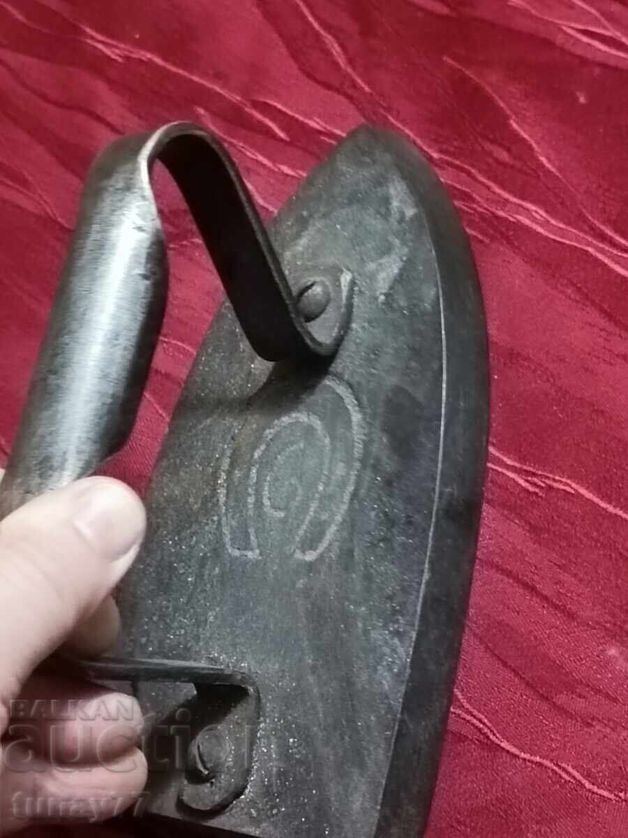 Vintage cast iron iron - 6 Vintage cast iron iron - 6