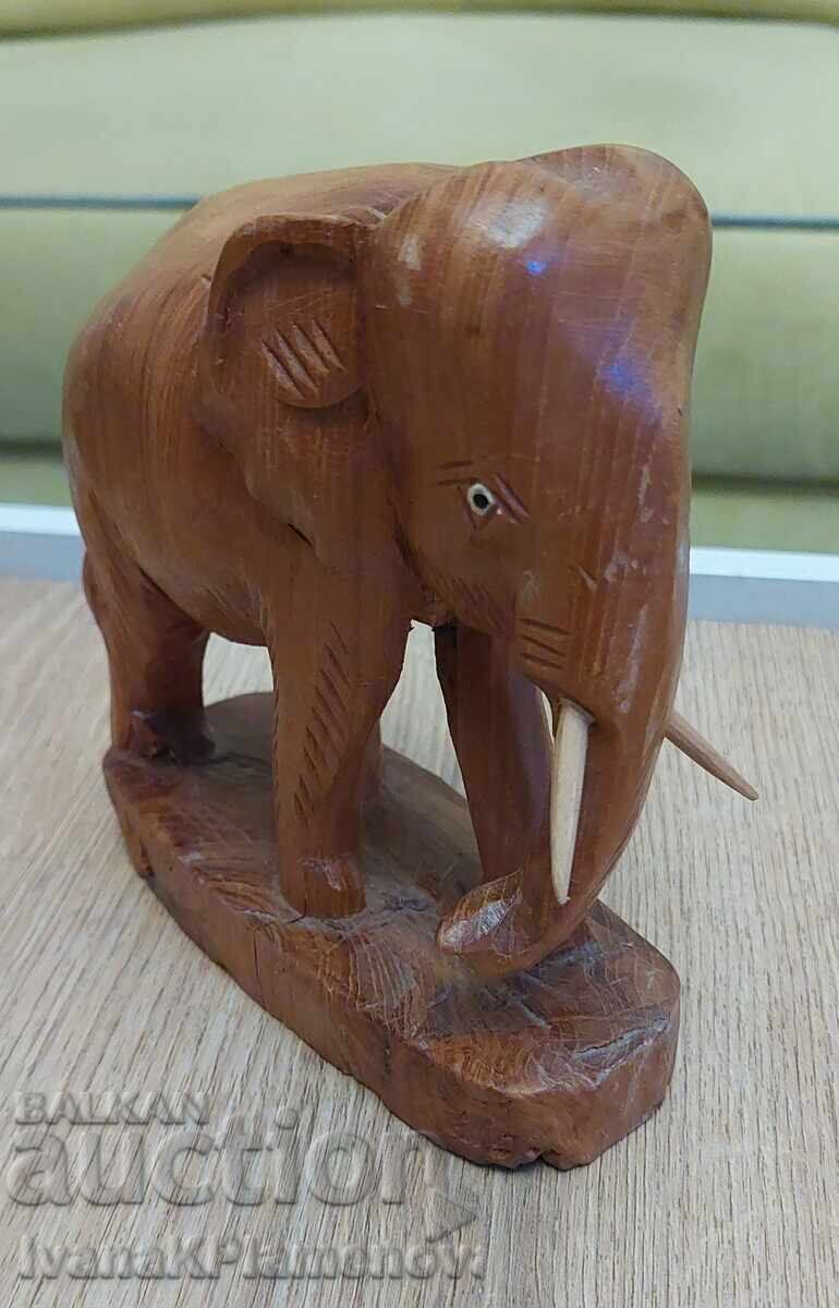 Licitație Figurină sculptată în lemn pentru cunoscători
