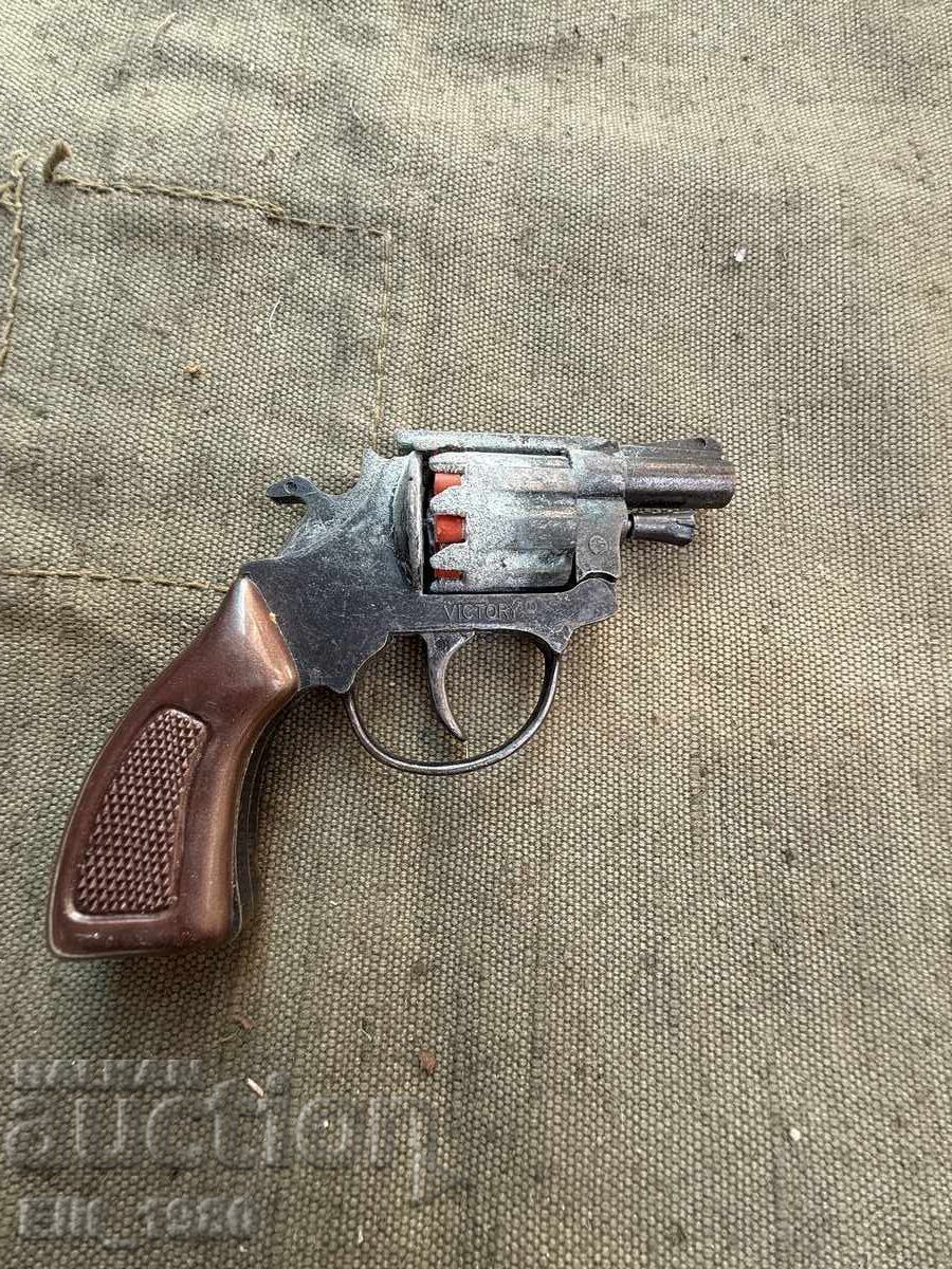 Revolver german cu capse cu preț € 15.00 | 29.34 BGN Revolver german cu capse cu preț € 15.00 | 29.34 BGN