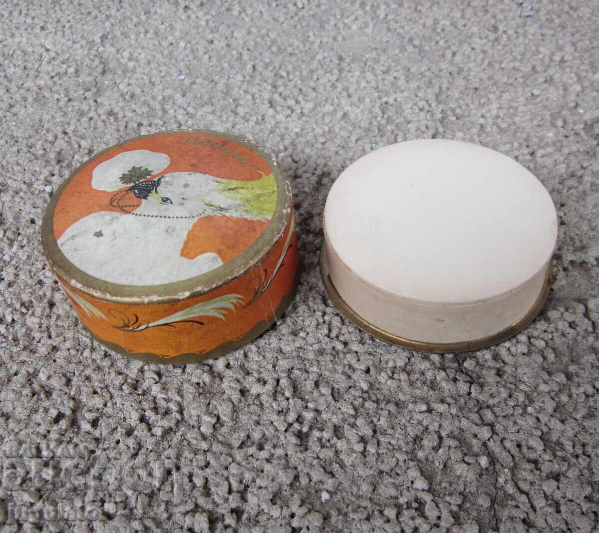 Βασίλειο της Βουλγαρίας, παλιά γυναικεία πούδρα Ιδεάλ σε κουτί με τιμή 20.00 BGN | € 10.23 Βασίλειο της Βουλγαρίας, παλιά γυναικεία πούδρα Ιδεάλ σε κουτί με τιμή 20.00 BGN | € 10.23