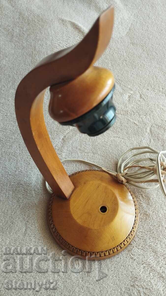Veche lampă de noapte cu bază de lemn cu preț € 15.00 | 29.34 BGN Veche lampă de noapte cu bază de lemn cu preț € 15.00 | 29.34 BGN