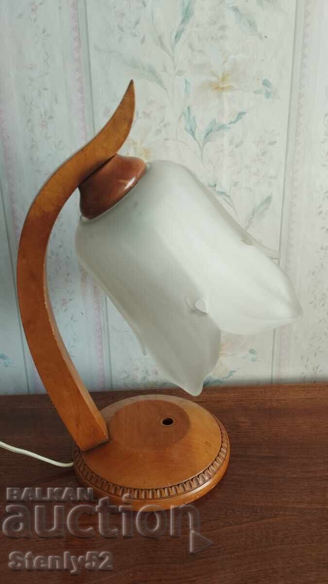 Veche lampă de noapte cu bază de lemn