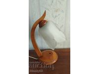 Παλιό επιτραπέζιο φωτιστικό με ξύλινη βάση