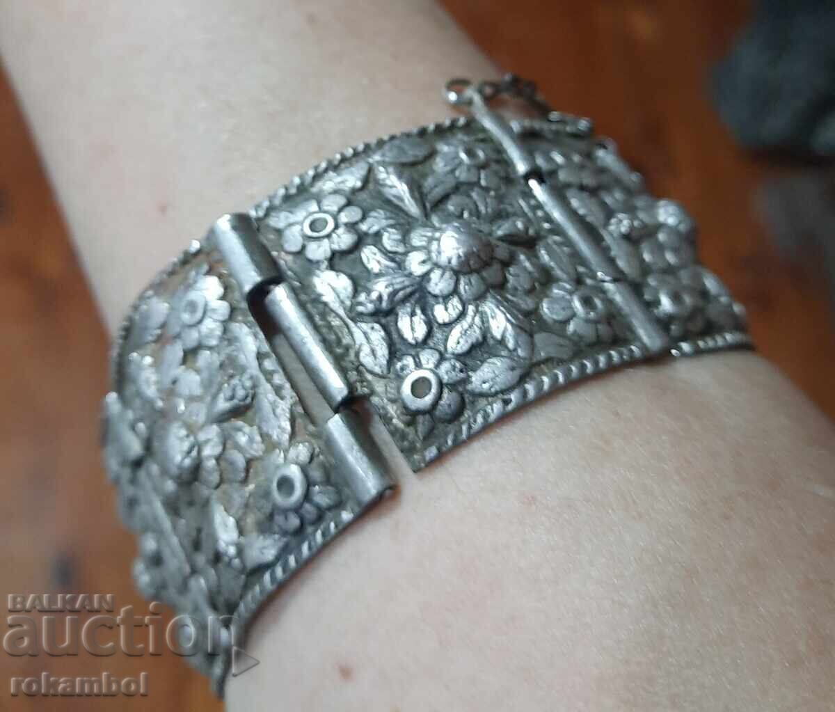 Рядка,възрожденска,масивна сребърна гривна Рядка,възрожденска,масивна сребърна гривна