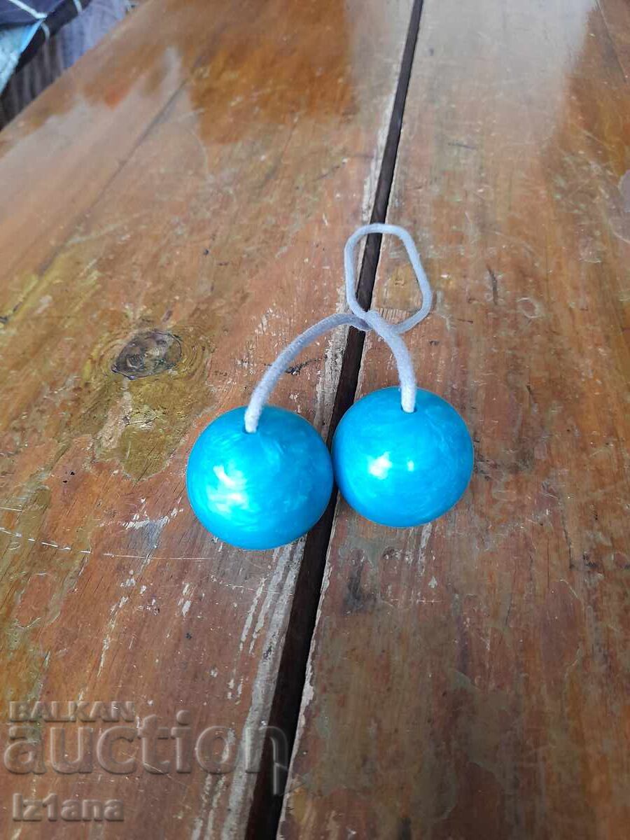 Jucărie veche, mingi care zdrăngănesc cu preț 32.00 BGN | € 16.36