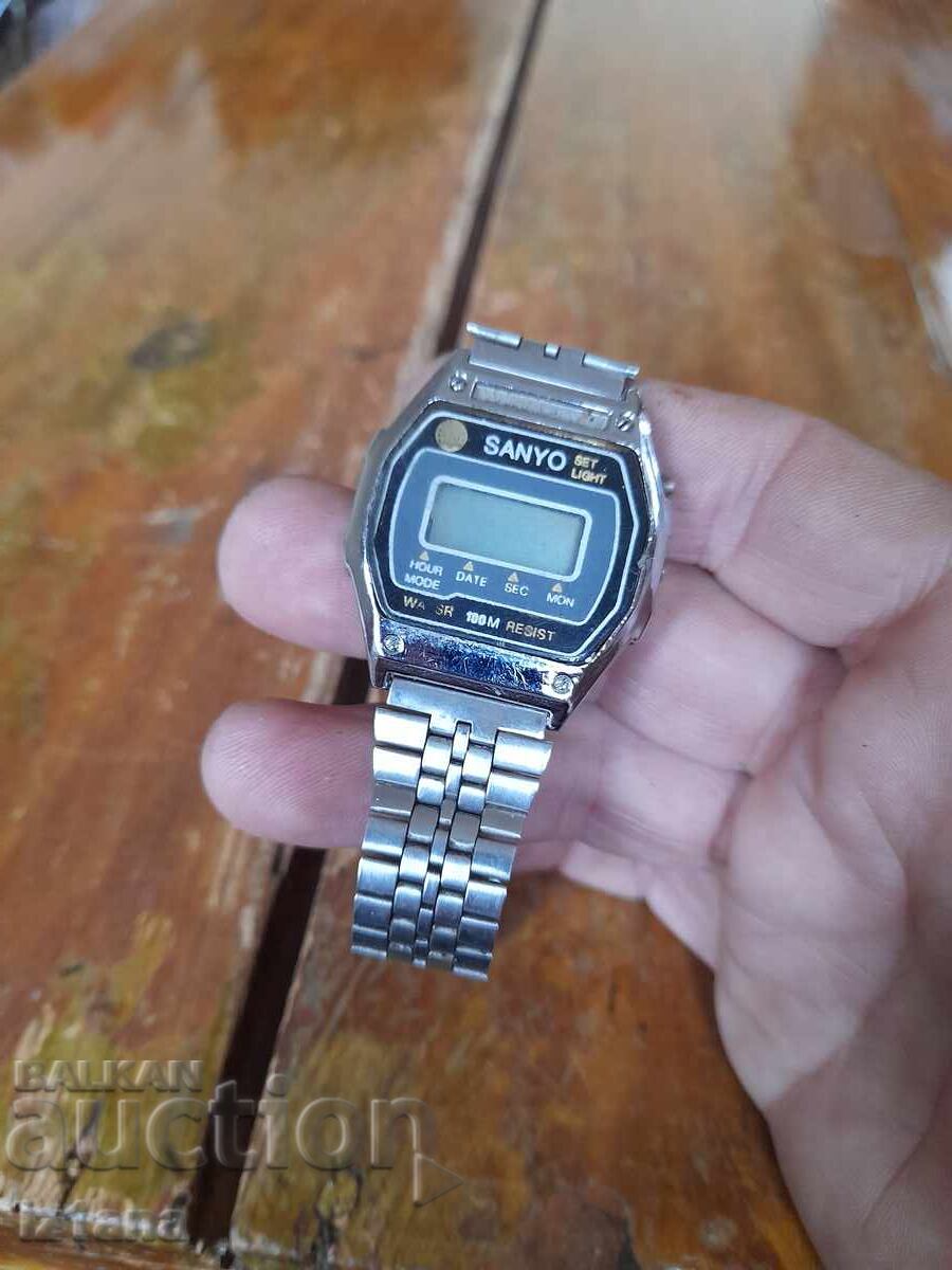 Παλιό ηλεκτρονικό ρολόι Sanyo με τιμή 22.00 BGN | € 11.25 Παλιό ηλεκτρονικό ρολόι Sanyo με τιμή 22.00 BGN | € 11.25