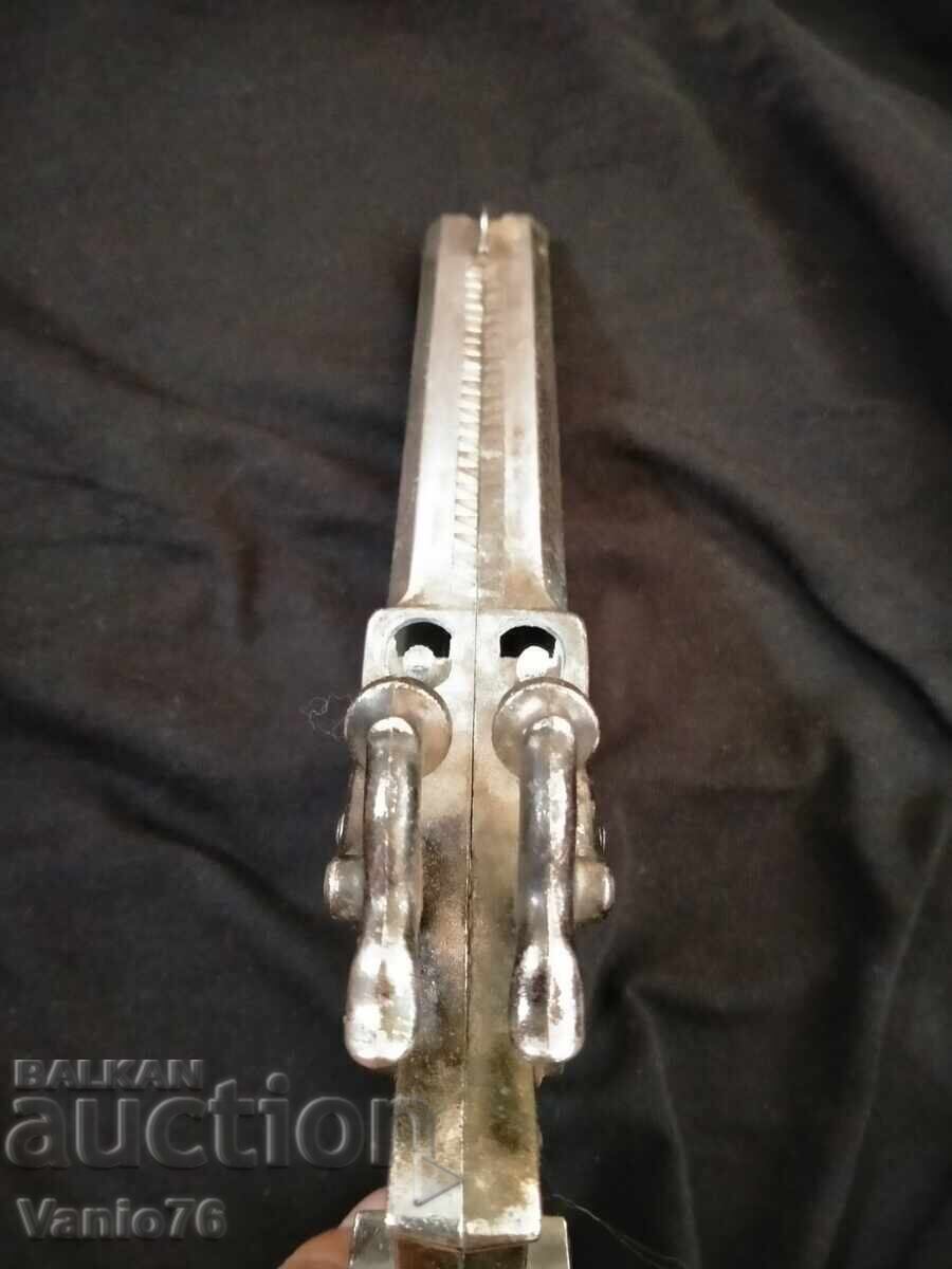 Derringer Pistol with price 30.00 BGN | € 15.34 Derringer Pistol with price 30.00 BGN | € 15.34