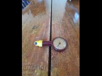 Vechi manometru de presiune în anvelope Becas