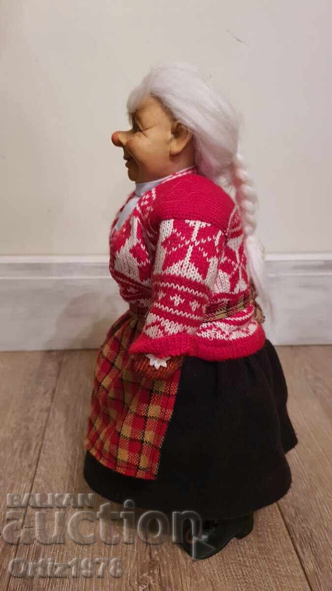 Livrarea Bebe Paul Bonner, Norvegia – bunica de Crăciun cu sprâncene imense Livrarea Bebe Paul Bonner, Norvegia – bunica de Crăciun cu sprâncene imense