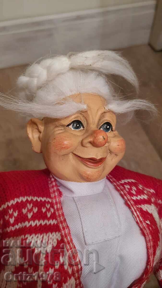 Bebe Paul Bonner, Norvegia – bunica de Crăciun cu sprâncene imense Bebe Paul Bonner, Norvegia – bunica de Crăciun cu sprâncene imense