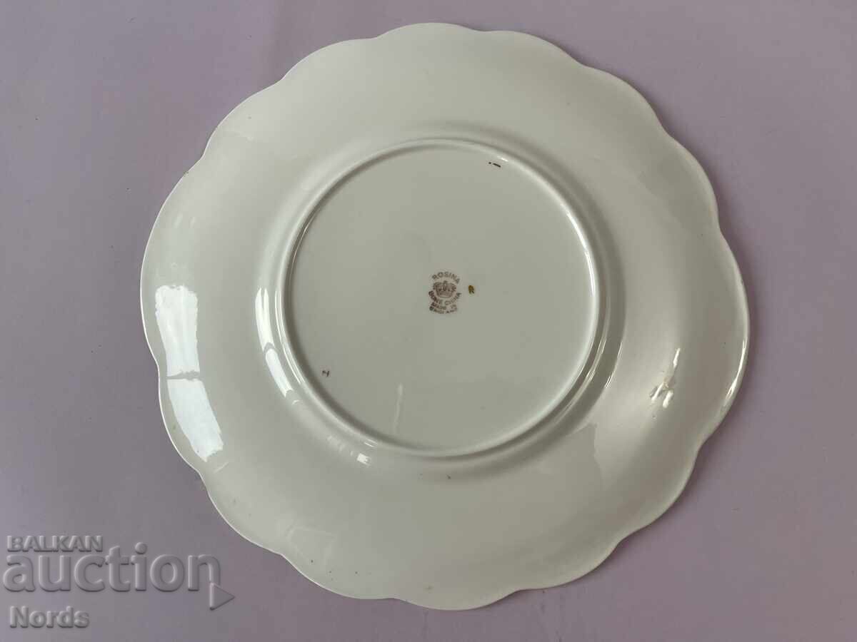 Livrarea Un platou frumos de portelan Livrarea Un platou frumos de portelan